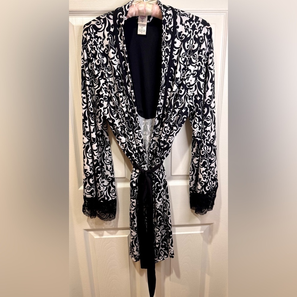 In Bloom by Jonquil Black & White Damask Wrap Robe – Size Medium